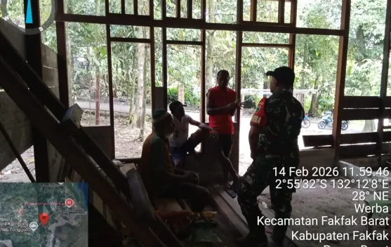 Komsos Babinsa Bahas Peternakan Ayam Warga